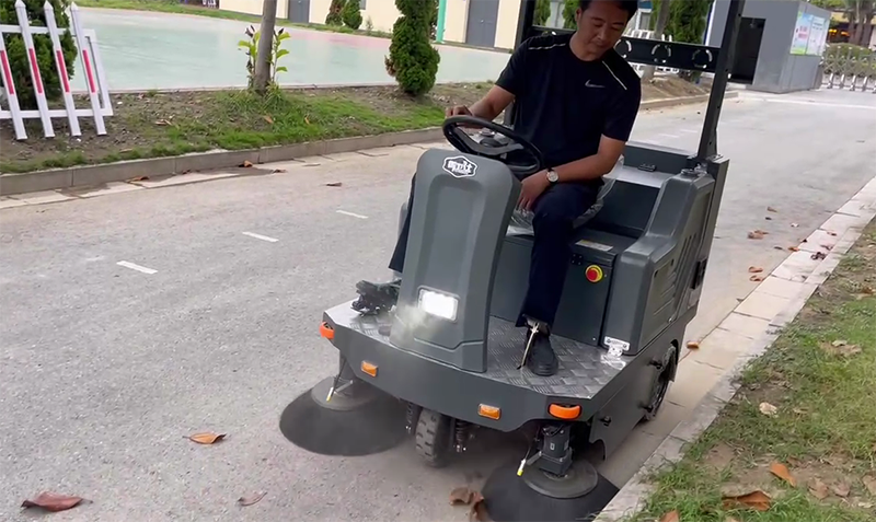 御衛仕DS5駕駛式掃地機頂棚款清掃校園 御衛仕DS5駕駛式掃地機頂棚款清掃校園