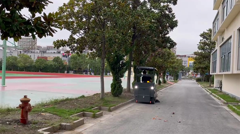 御衛仕DS5駕駛式掃地機頂棚款清掃校園 御衛仕DS5駕駛式掃地機頂棚款清掃校園