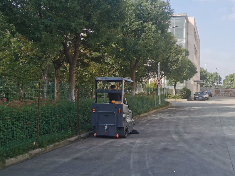 駕駛式掃地機(jī)的使用優(yōu)勢 駕駛式掃地機(jī)的使用優(yōu)勢