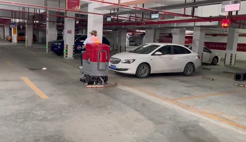 大型廣場為什么用洗地機？