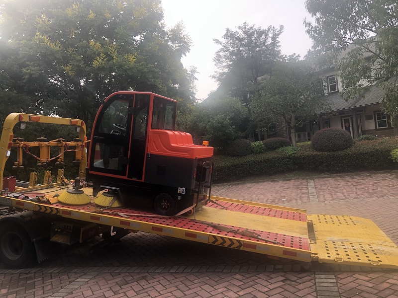 常州某度假村選擇御衛(wèi)仕全封閉駕駛式掃地機(jī)DS10 常州某度假村選擇御衛(wèi)仕全封閉駕駛式掃地機(jī)DS10